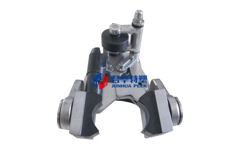 O guia de braçadeira para garrafas em PEEK é utilizado em equipamentos de enchimento de bebidas